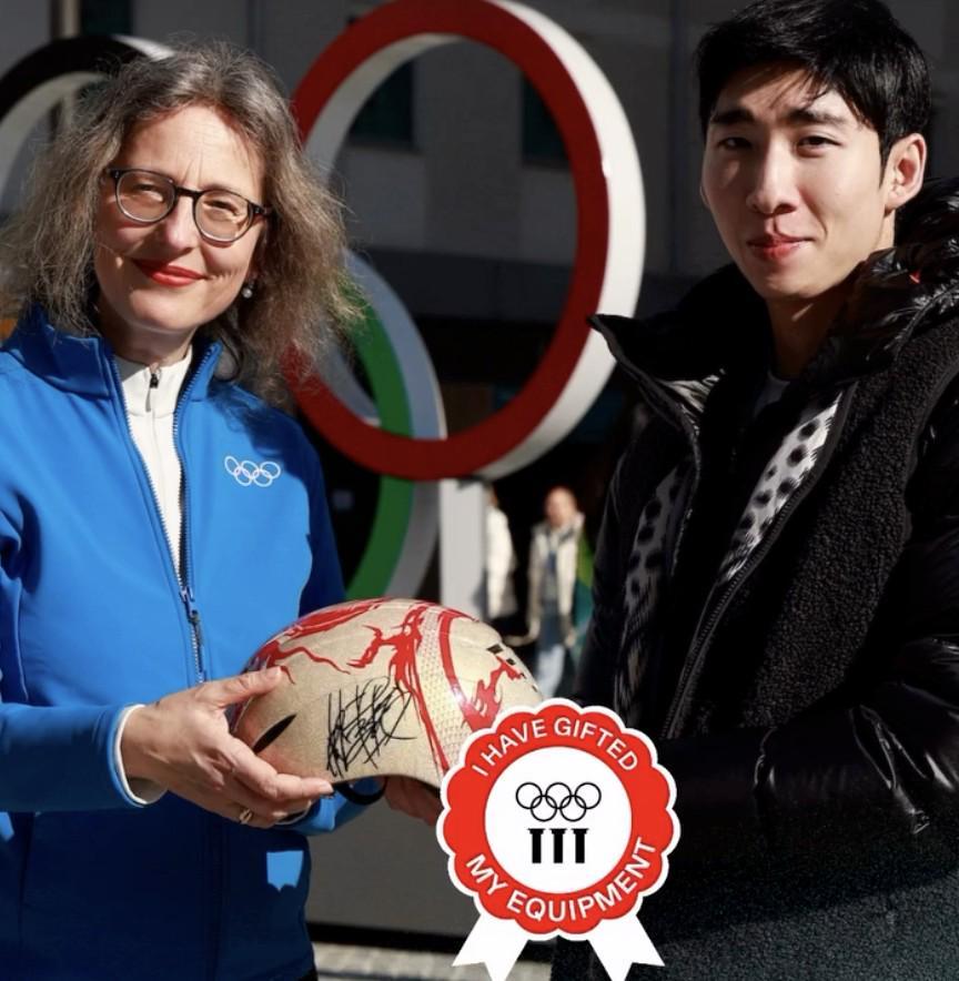 附有亲笔签名，林孝埈将米兰冬奥熊猫头盔捐赠奥林匹克博物馆